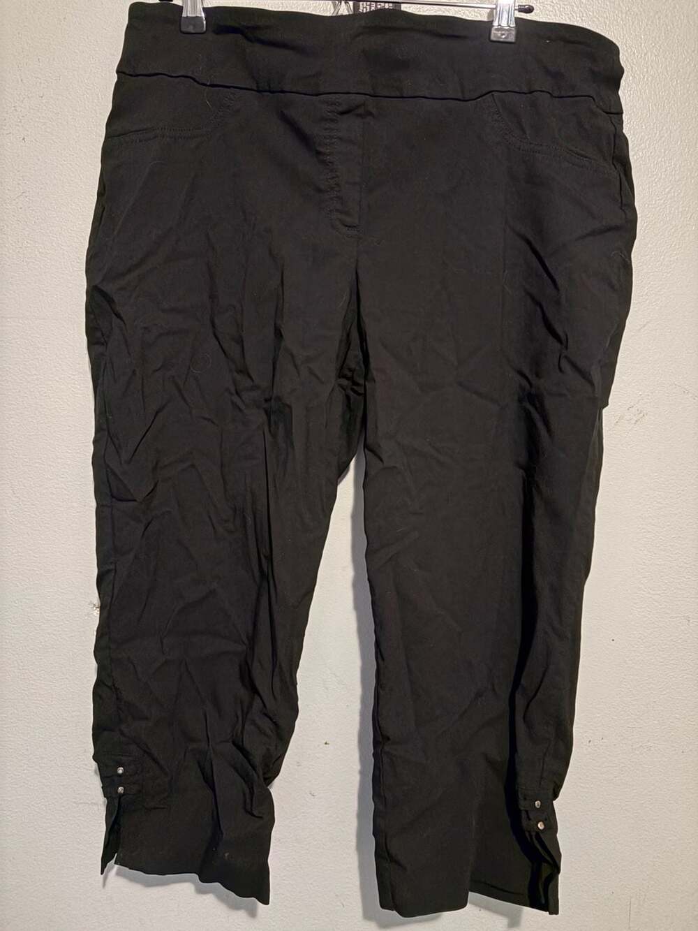 Hearts of Palm Black Pull-On Capri Pants with Button Hem Detail Size 18